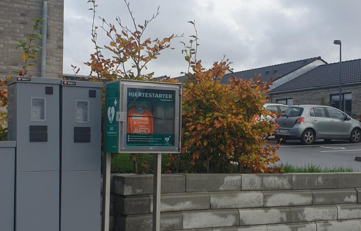 Grundejerforeningen Ammendrup Park i Helsinge har fået en hjertestarter som skal give tryghed i hele området