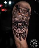 Tattoo Studio 96 præsenterer realistisk ugle-portræt med kompas af artist Amin