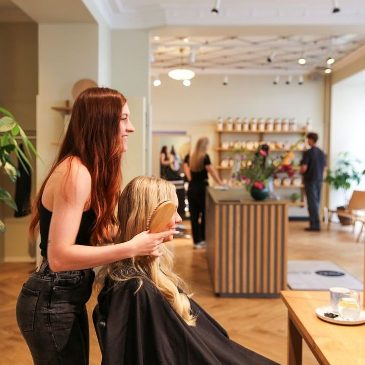 Zenz anbefaler regelmæssige klipninger for sundere hår