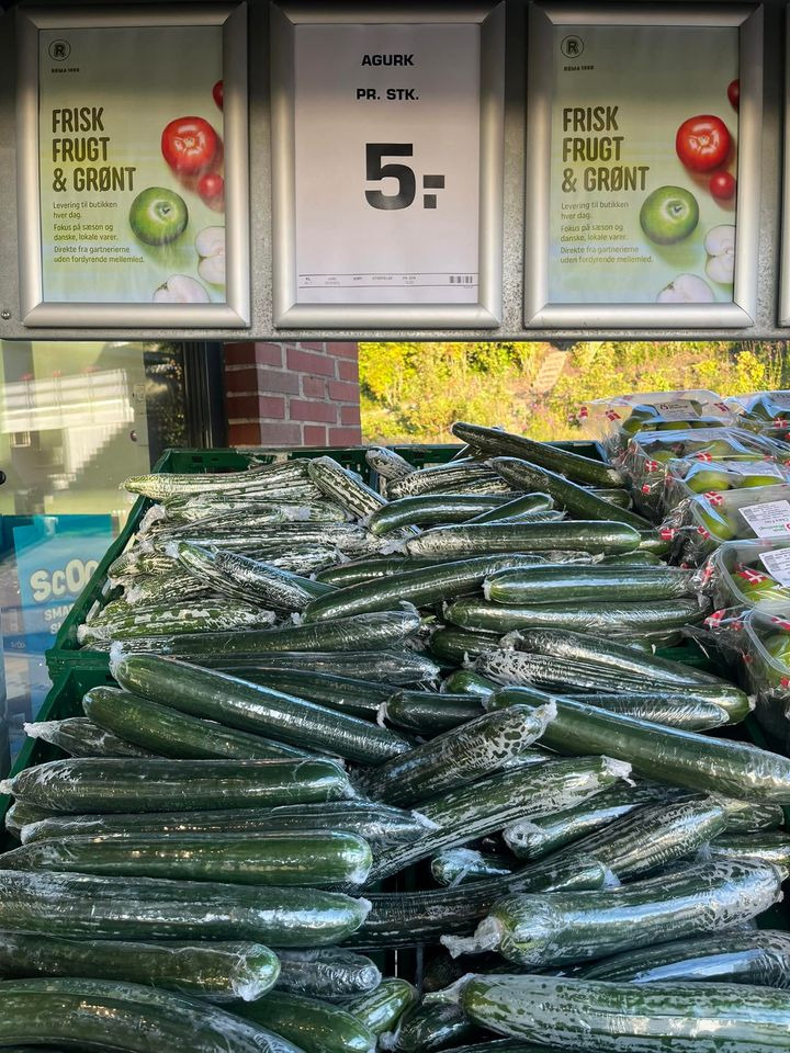 Rema 1000 Hadsund med masser af tilbud: agurk 5 kr., hakket oksekød 69 kr., peberfrugt 4 kr., æbler 2 kr., saftevand 10 kr.