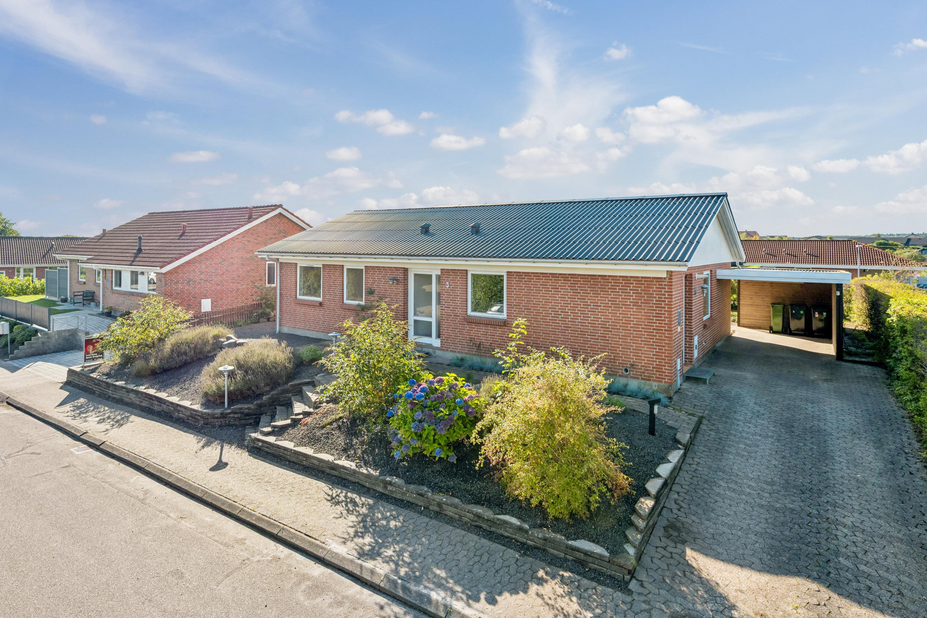 Funktionel 1-plansvilla med solrig have og naturnær beliggenhed