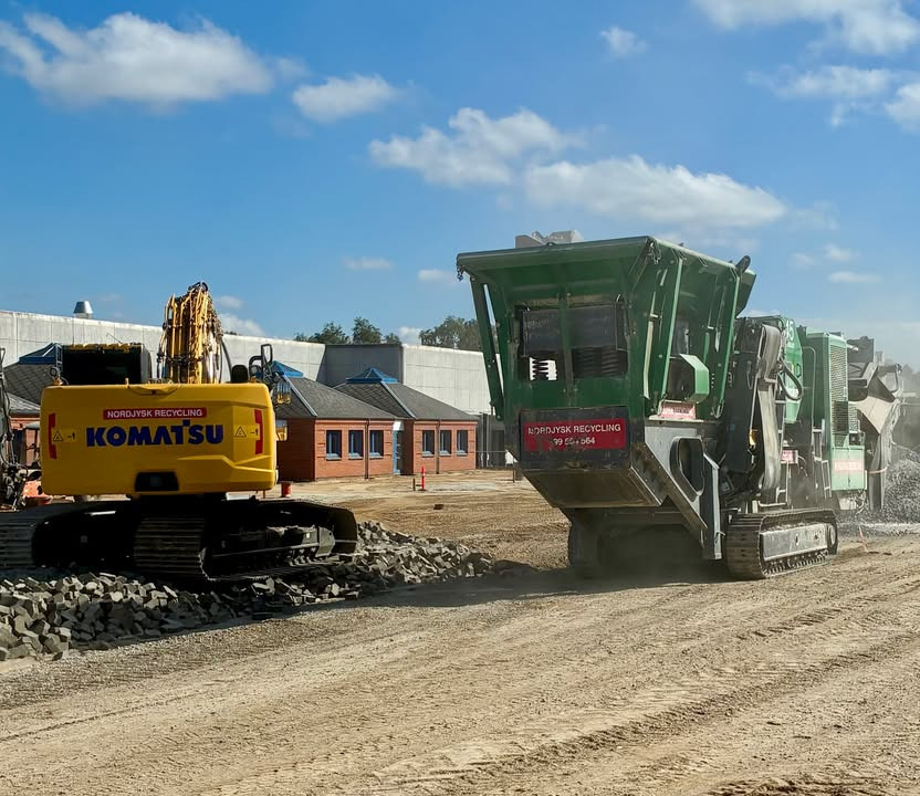 SCANTRUCK A/S leverer Komatsu PC220LC-12 og McCloskey J45 til nedknusning