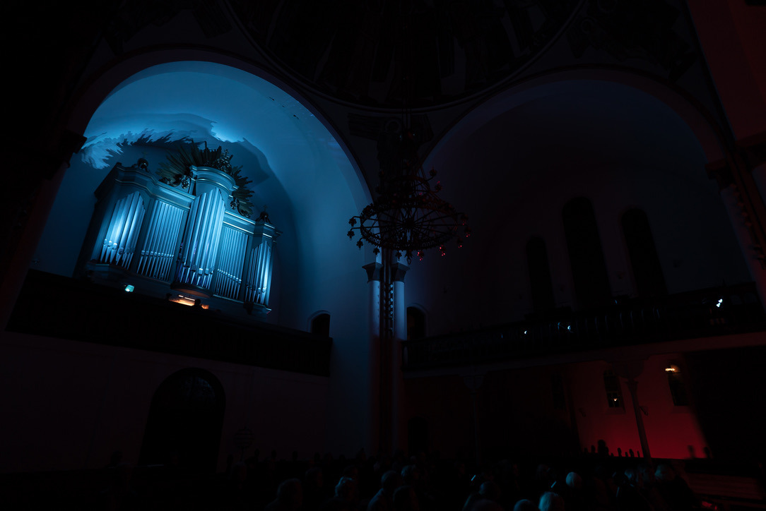 Orgeldrømme: Et maraton af musik, lys og elektroniske klange i Sankt Markus Kirke