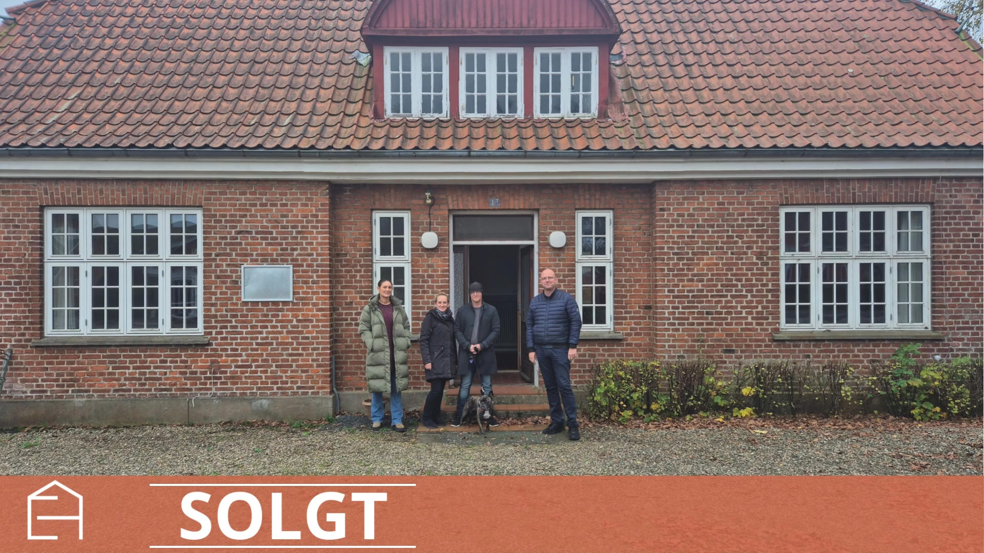 Bylderup-Bov Bygade 17 solgt: Ejenholm Bolig & Erhverv overdrager nøglerne til Tinas Rengøring