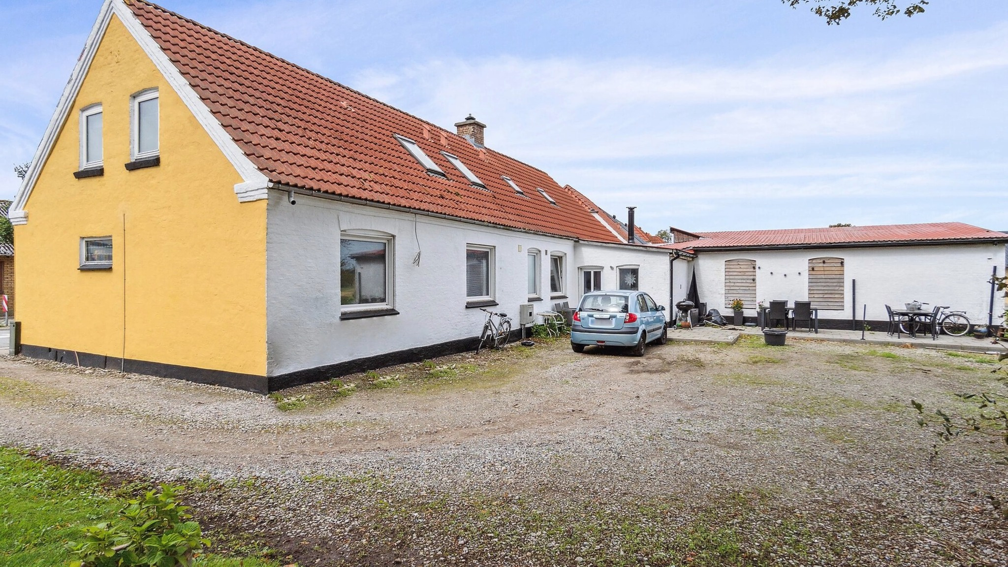 Udlejningsejendom i Poulstrup: Tre lejligheder og erhvervsmuligheder hos Ejendomsmæglerfirmaet Thomas Risager A/S