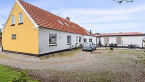 Udlejningsejendom i Poulstrup: Tre lejligheder og erhvervsmuligheder hos Ejendomsmæglerfirmaet Thomas Risager A/S