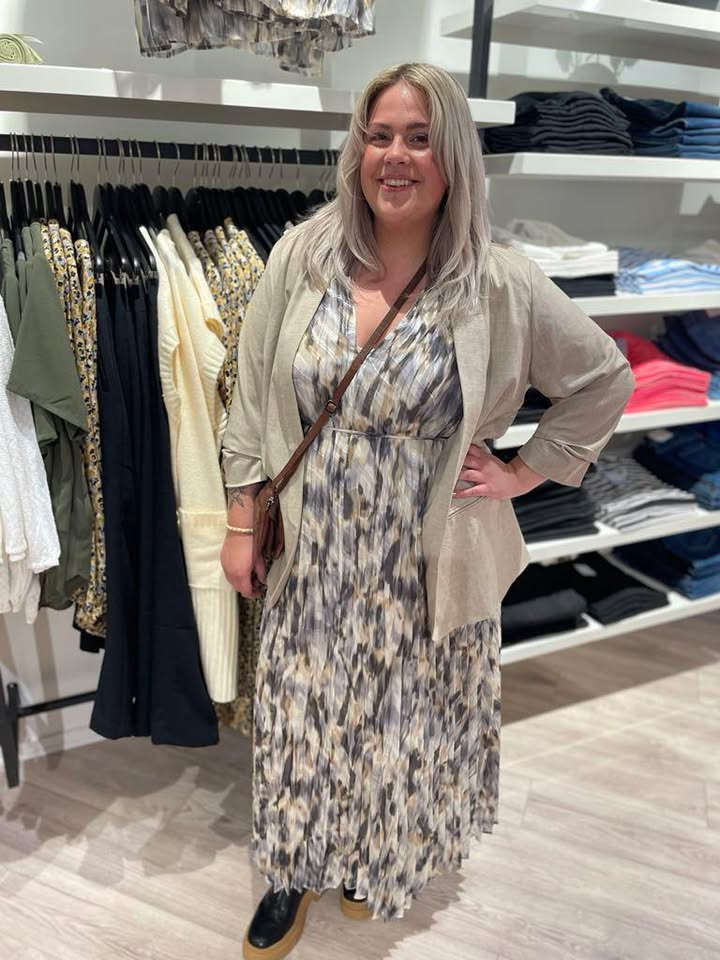 Only Curves præsenterer Diana i elegant plissé kjole fra Kaffe Curve