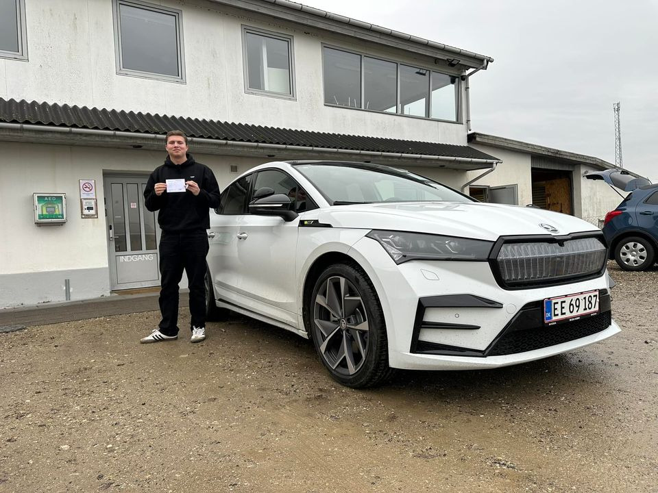 Benjamin Vetter bestod teori- og køreprøven i første forsøg hos Frisdal Køreskole I/S