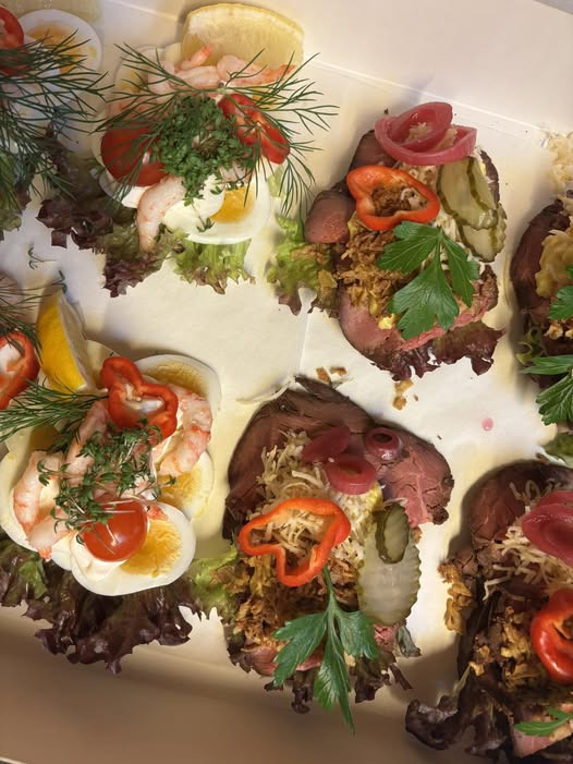 Farmors Cafe: Sidste chance for tilbud på smørrebrød og drikkevarer til 99 kr.