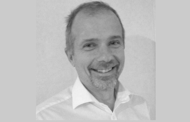 Allan nyder at møde mennesker i sit arbejde som teltudlejer 