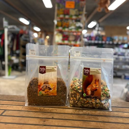 Resen Landhandel har foder til pindsvin og egern fra 70 kr.