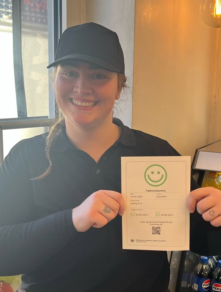 Kylling & Co Holstebro modtager glad smiley fra fødevarestyrelsen