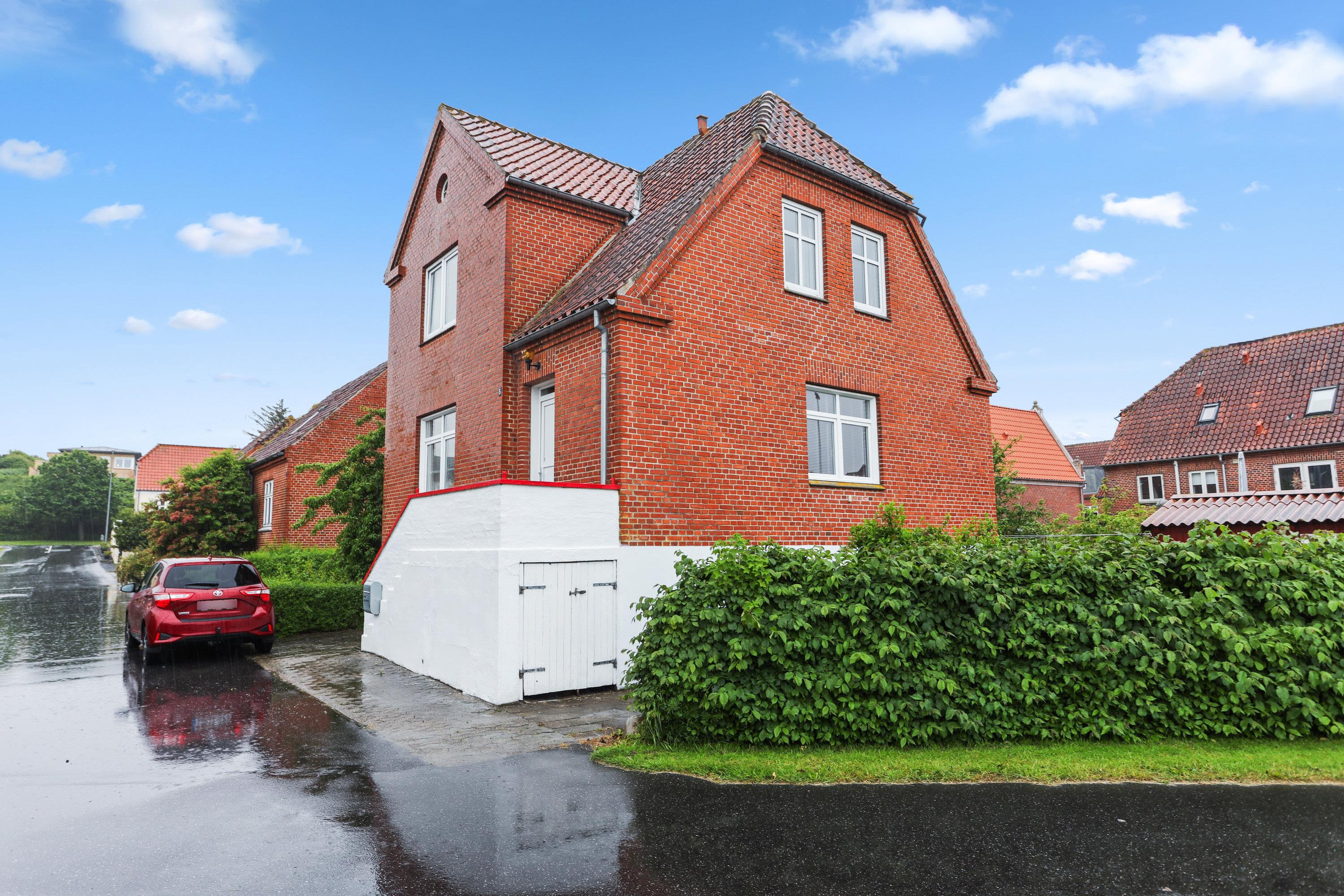 Velholdt villa i Løgstør med skøn have, frugttræer og central beliggenhed tæt på Limfjorden