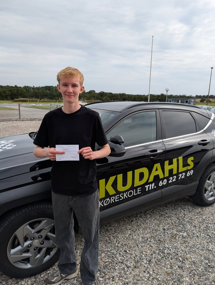 Kudahls Køreskole fejrer Malthes nye kørekort: Farvel til bussen