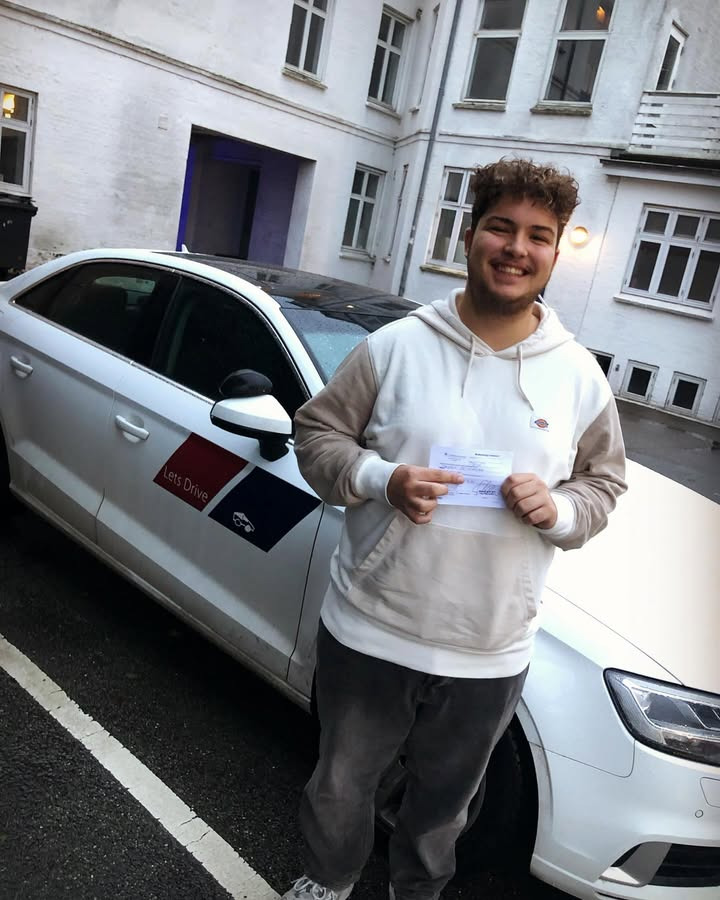 Lets Drive fejrer Sebastians succes med kørekortet i første forsøg