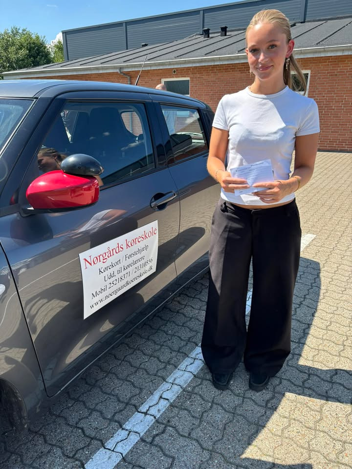 Maja Højen bestod sin køreprøve hos Nørgaards Køreskole i Kaas