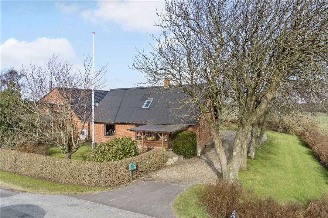 Til salg hos EDC Hurup Thy: Velholdt landvilla med 350 m2 udhus