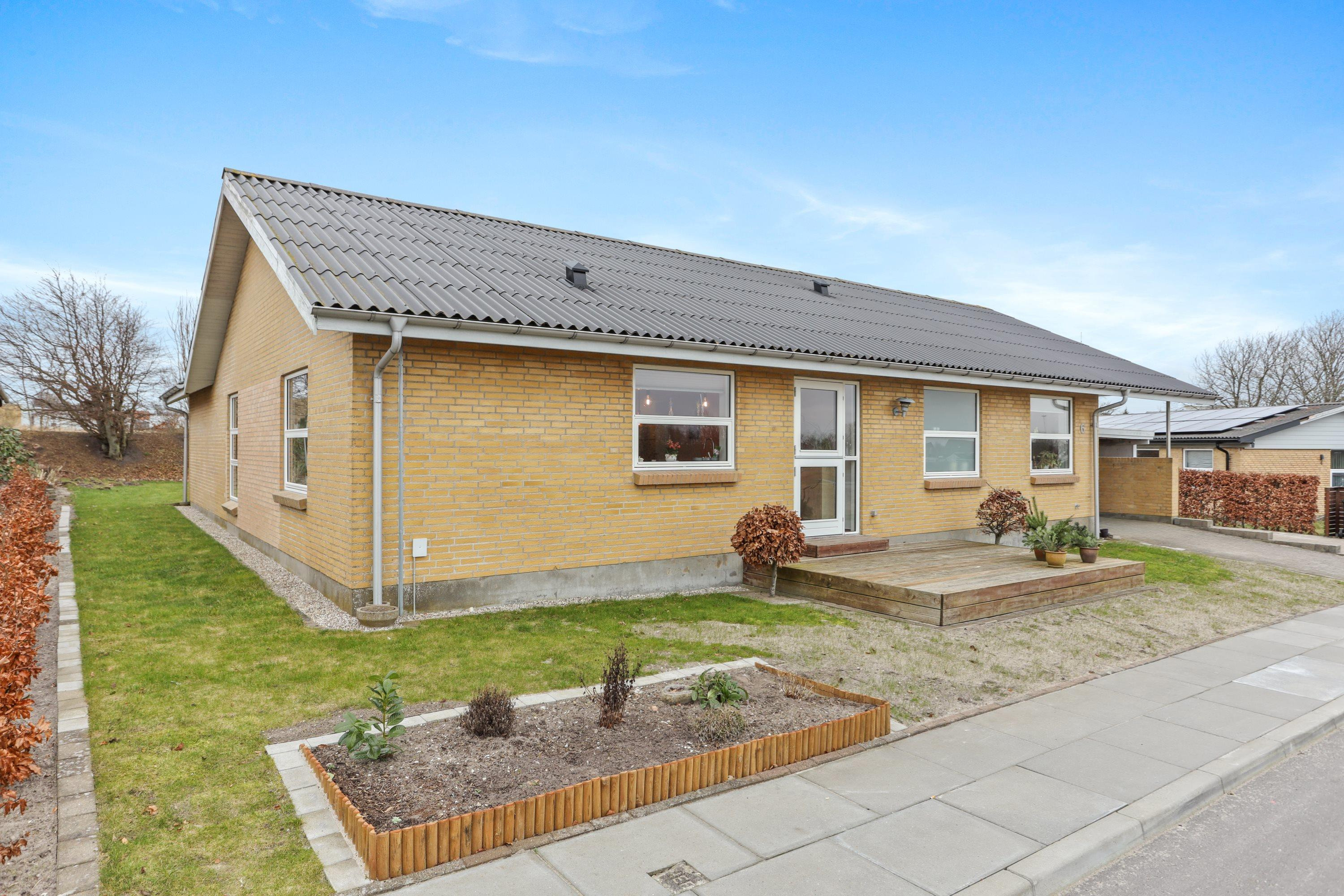 Indflytningsklar gulstensvilla med moderne opdateringer i Løgstør