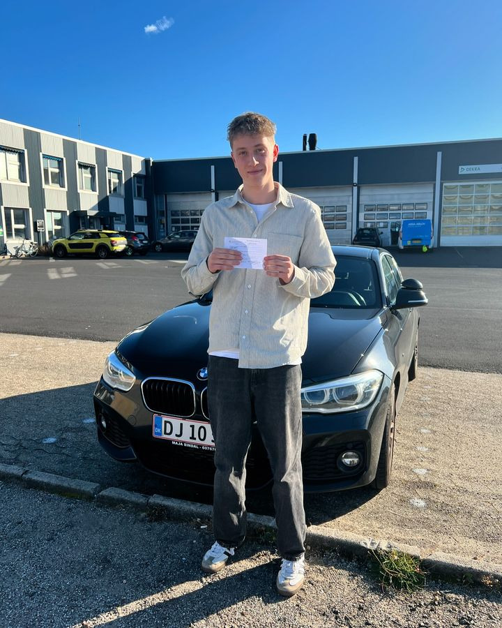 Bentzens Køreskole ønsker tillykke med kørekortet til Christian og Karoline på hendes fødselsdag