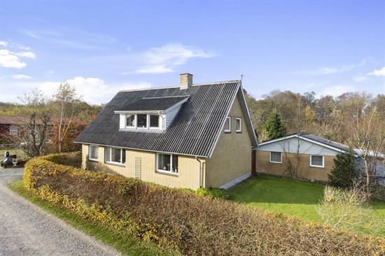 Sjældent udbudt villa på stor grund med udsigt til Voer Å og havet