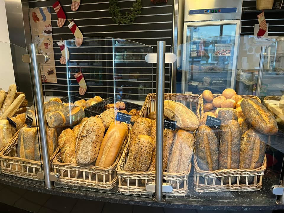 Aaby-bageren ønsker glædelig jul og sælger franskbrød til rabatpris kort før lukketid i dag