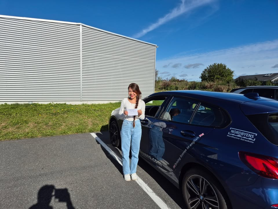 Nordbyens Køreskole fejrer Melinda Naturals imponerende første køreprøve 