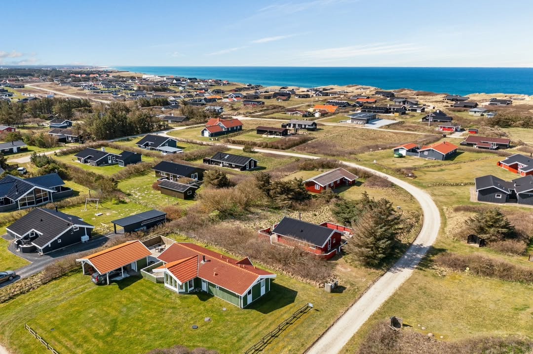 Mæglerhuset Vestkysten I/S tilbyder hyggeligt fritidshus i naturskønne Nr. Lyngby