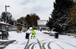 Hjælp skraldemanden i vintermørket i Nivå