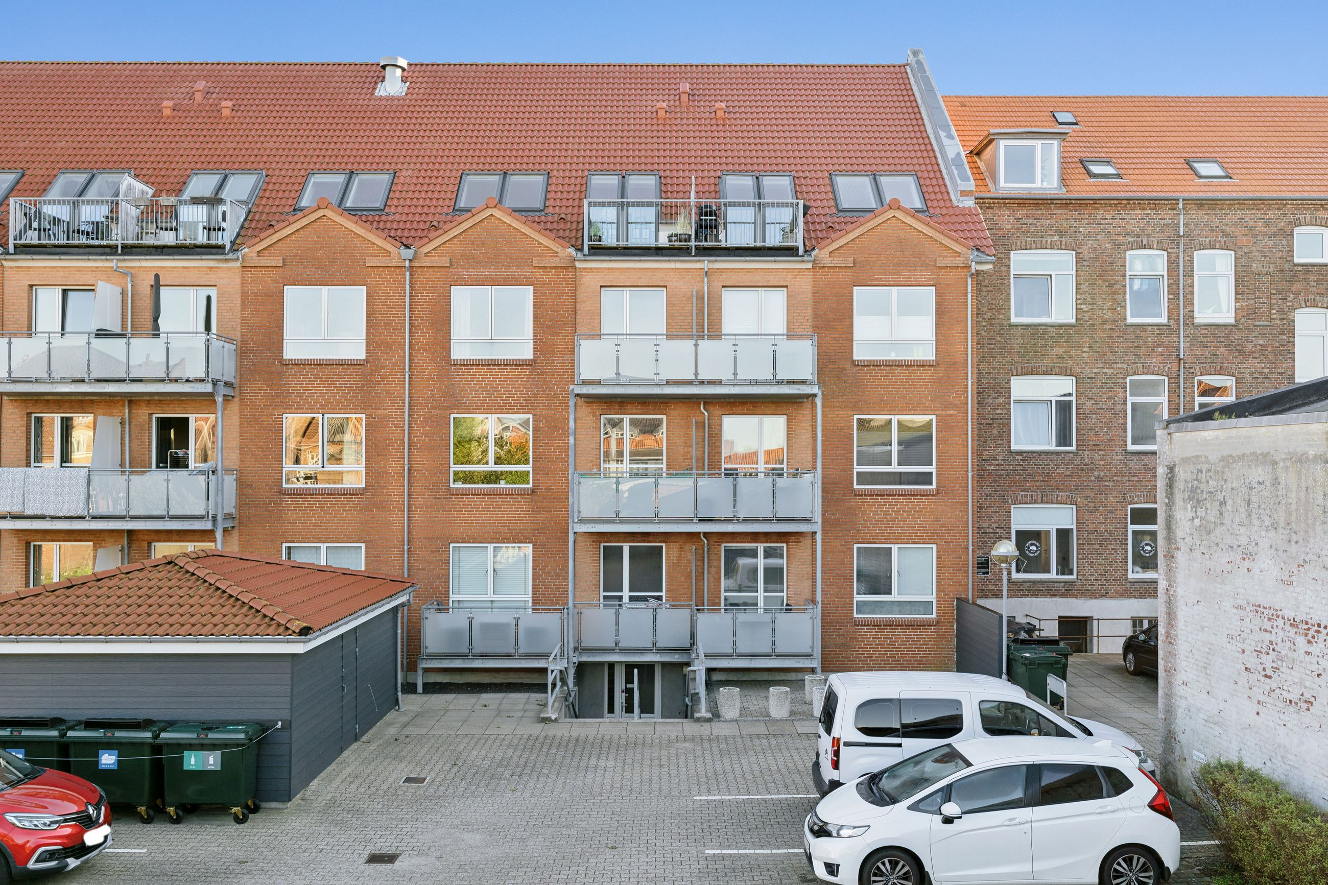Velindrettet Andelsbolig på 2 sal på 73 m2 med stor solrig altan og parkering i gården.