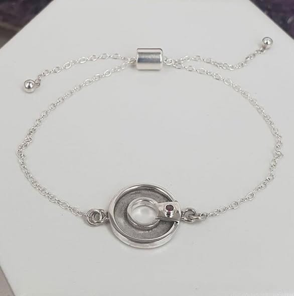 Smykke Design By Mette P præsenterer armbånd med plads til aske fra en firbenet ven