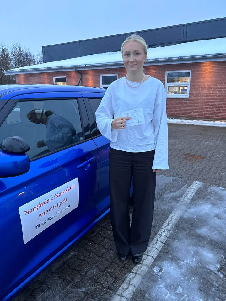 Nørgaards Køreskole fejrer endnu en elev med bestået køreprøve