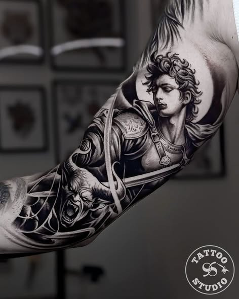 Tattoo Studio 96 Aarhus viser Black & Grey-sleeve udført af Alejandro