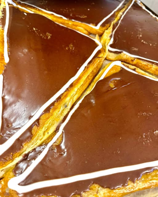 Det Lune Brød - Hobro forkæler med friskbagte chokoladetrekanter i dag