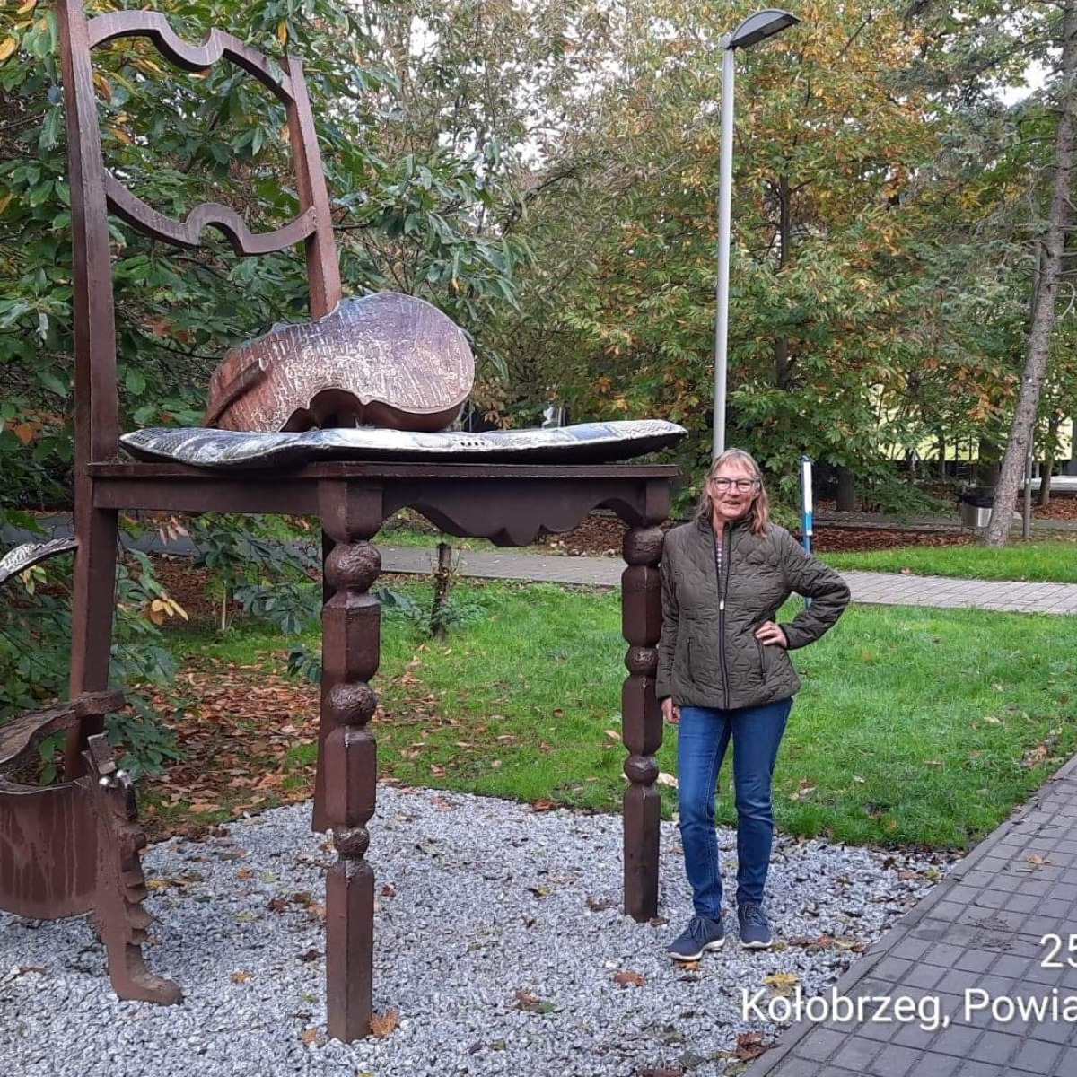 Lissi Legaard takker Karl for tålmodigheden på golfbanen