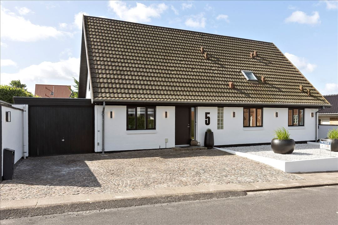 Til salg hos EDC DANEBO: Gen­nem­renove­ret villa med 257 m2 boligareal