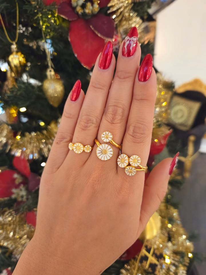 Smykkedesigner Helga Winther præsenterer årets julegaveidéer fra Lund Copenhagen med Marguerit smykker