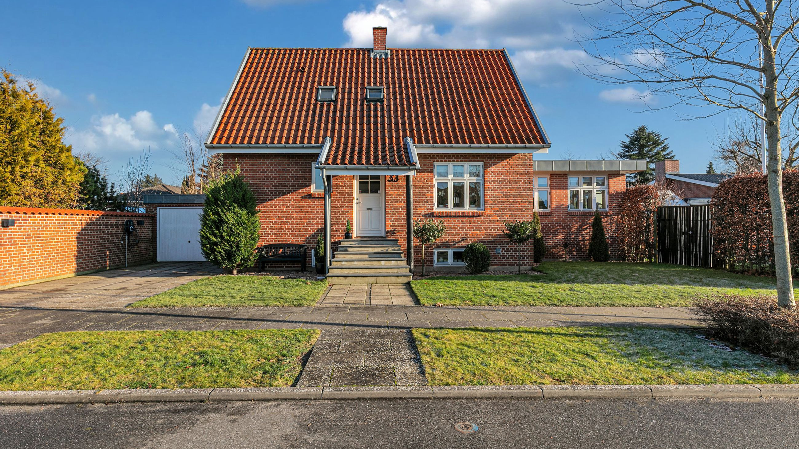 Super flot vedligeholdt arkitektonisk villa i 3 plan: Kom til åbent hus d. 9/4