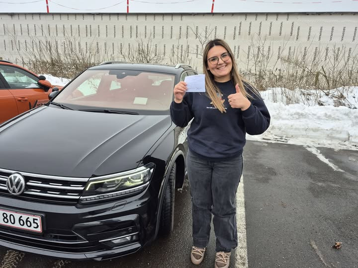 R2 Drive fejrer Arijana for at bestå køreprøven i første forsøg med manuel gearkasse