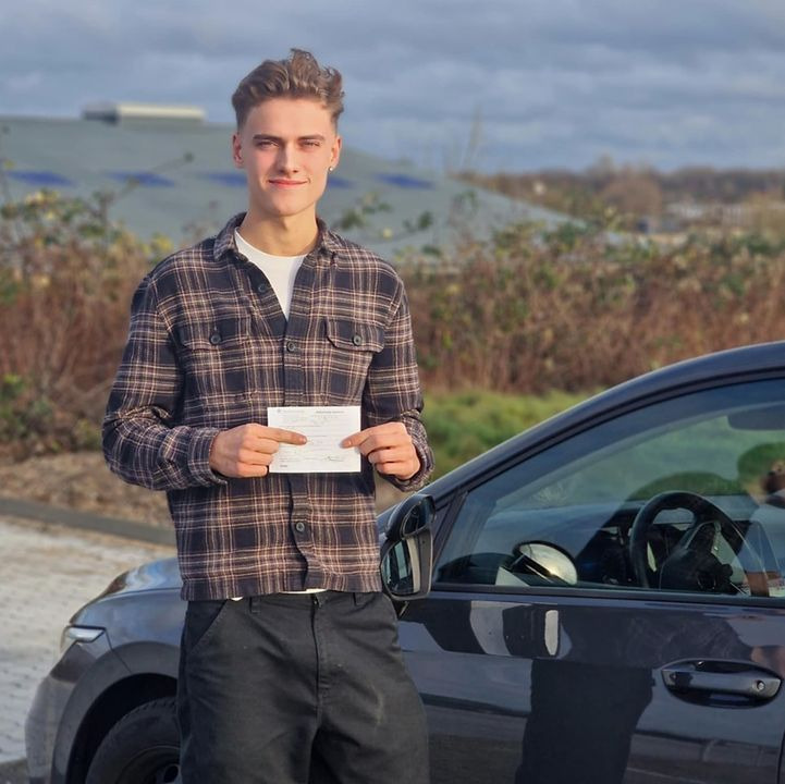 Emil bringer solskin hos Guldkortet ApS med sit nye kørekort