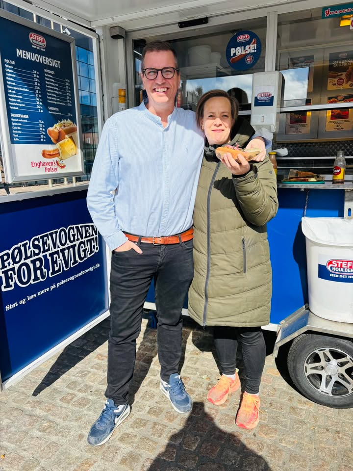 Mejrup Kultur- og Fritidscenter siger farvel til Laura med første pølsevognsbesøg