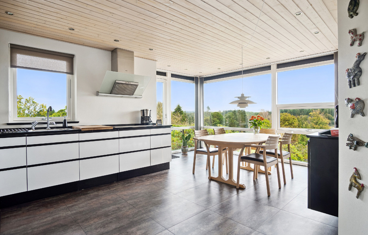 Højtbeliggende familievilla i Hvinningdal; skal opleves!