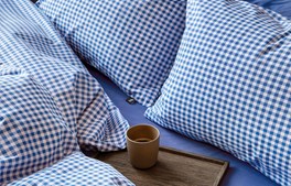 Find både madrasser, komfortable senge og lækkert sengetøj hos Fjerrenseriet