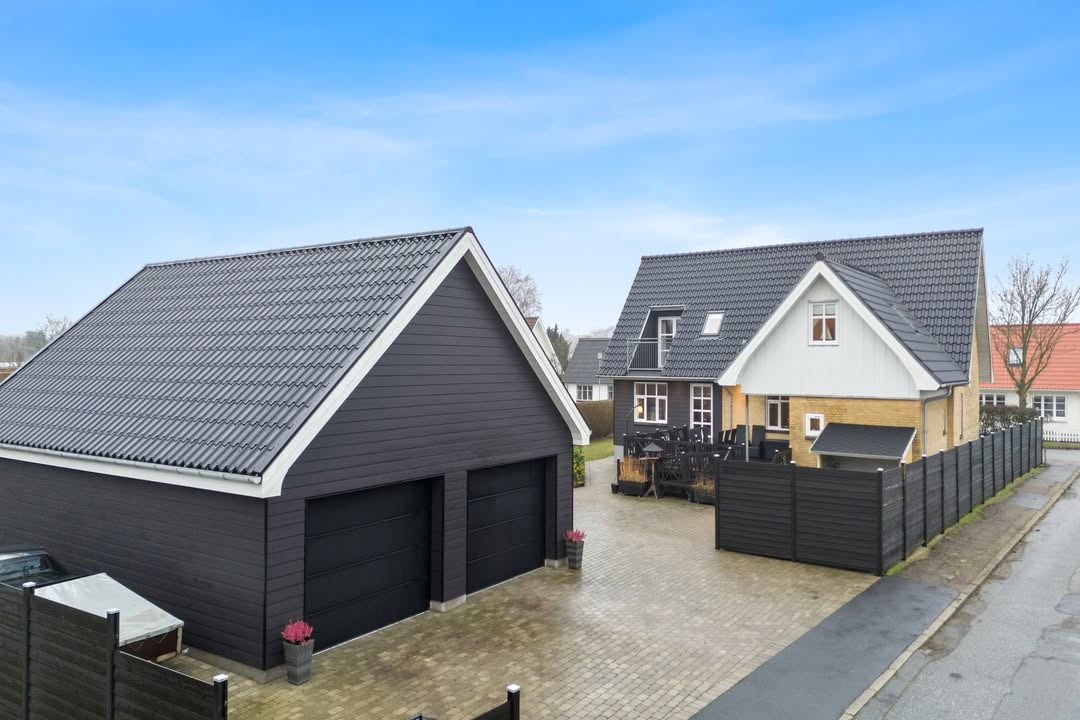 Mæglerhuset Sæby præsenterer: Ny pris på indflytningsklar familiebolig med stor garage i Sæby