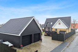 Mæglerhuset Sæby præsenterer: Ny pris på indflytningsklar familiebolig med stor garage i Sæby