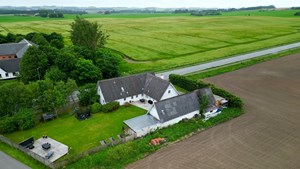 Rummelig villa i landlige omgivelser på Hjørringvej 480 i Østervrå