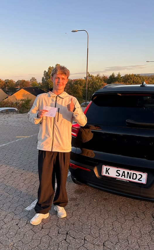 Kenneth Sand Køreskole ønsker Frederik tillykke med bestået køreprøve i første forsøg