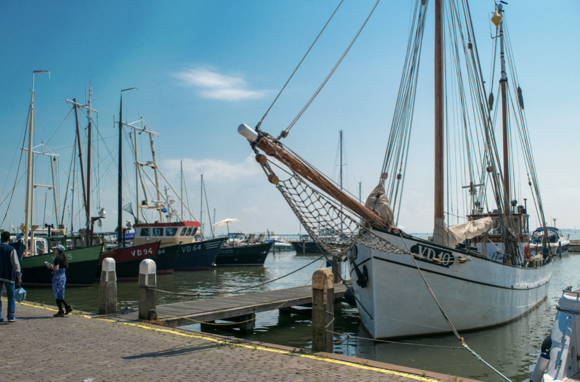 Vilde veteranbiler og friske fiskefrikadeller på havnen