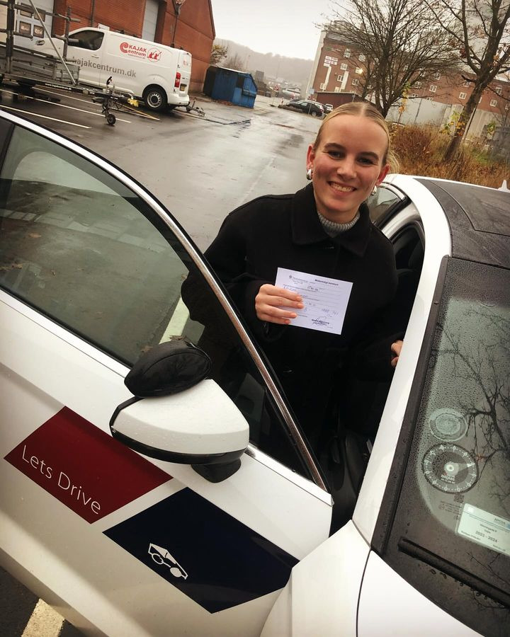 Camilla består køreprøven i første forsøg hos Lets Drive