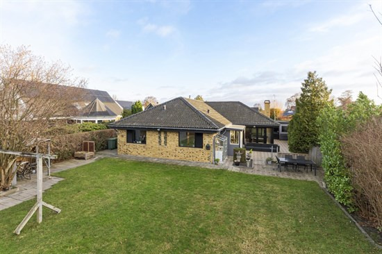 Pris sat ned med 300.000 kr. på Poppelvej 54