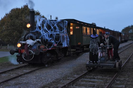 Halloween-togtur med Museumsbanen: Uhygge og hygge for hele familien